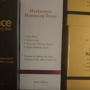 Hyaluronic Hydrating Toner - White and Purple